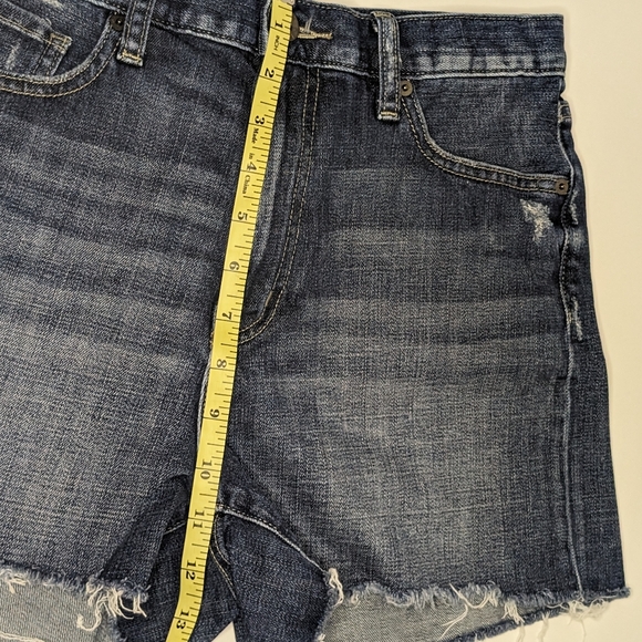 UNIQLO Womens Jean Shorts 26 Inch Frayed Hem Preowned - Picture 9 of 10